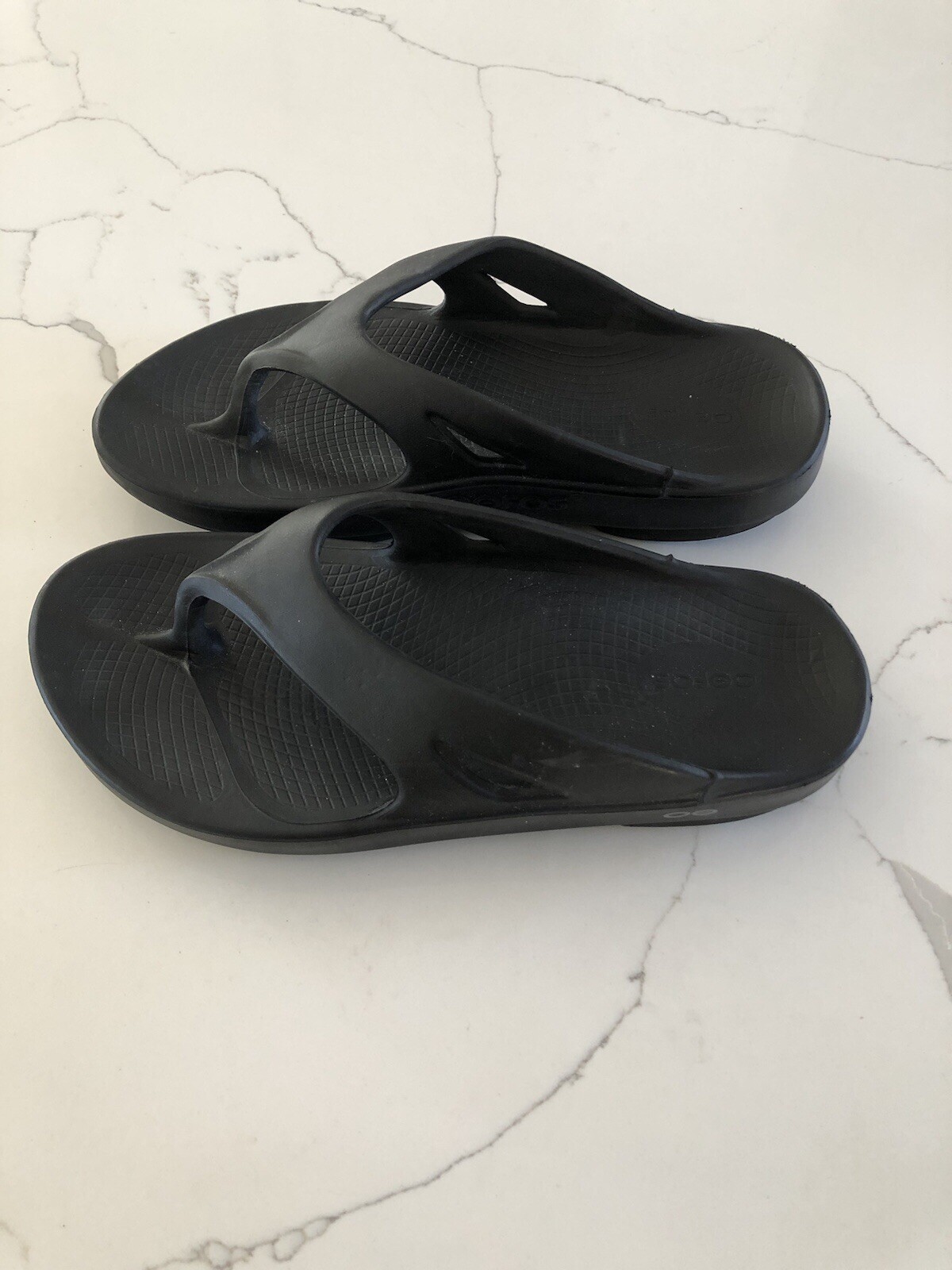 Oofos Unisex M-10 W-12 Slip on Flip Flop Black Recovery Light Weight Sandals