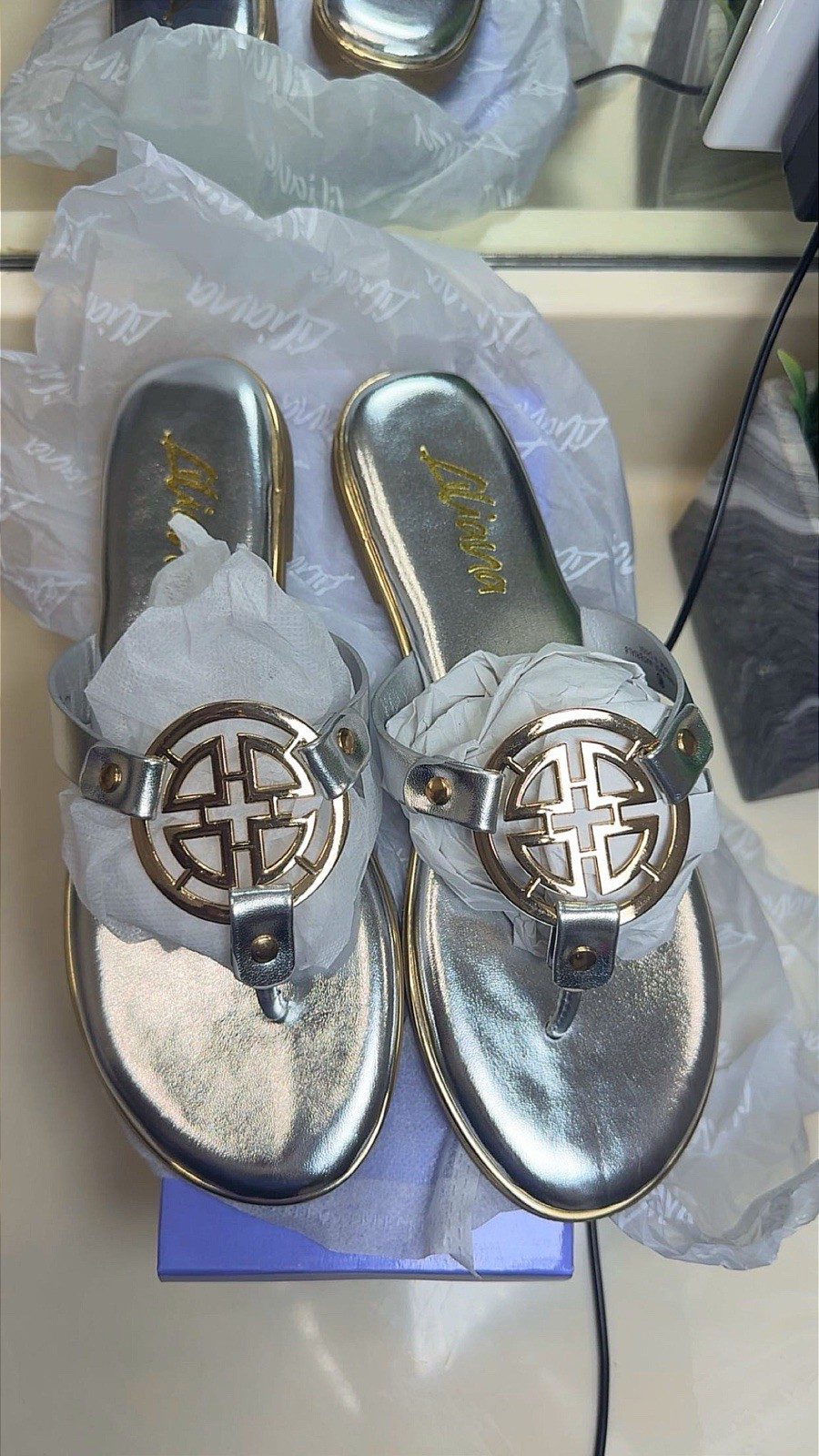 Aliana Women’s Silver Thong Slip-On Slide Sandals Casual Size 6.5