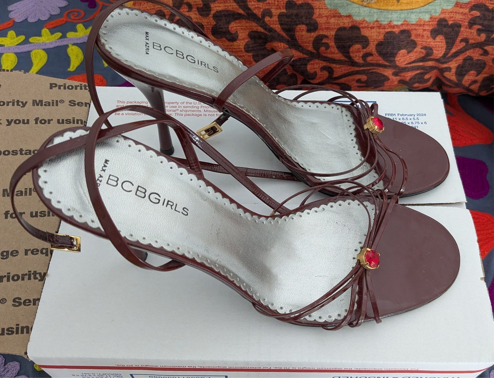 BCBG Leather Strappy Heel. Made in Brazil