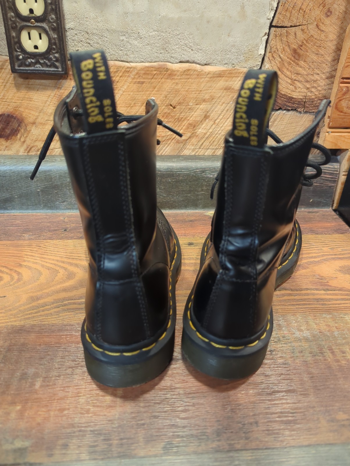 DR MARTENS Womens 1460 Smooth Black Leather Boots-Eight Eye Lace Up-US Sz 7