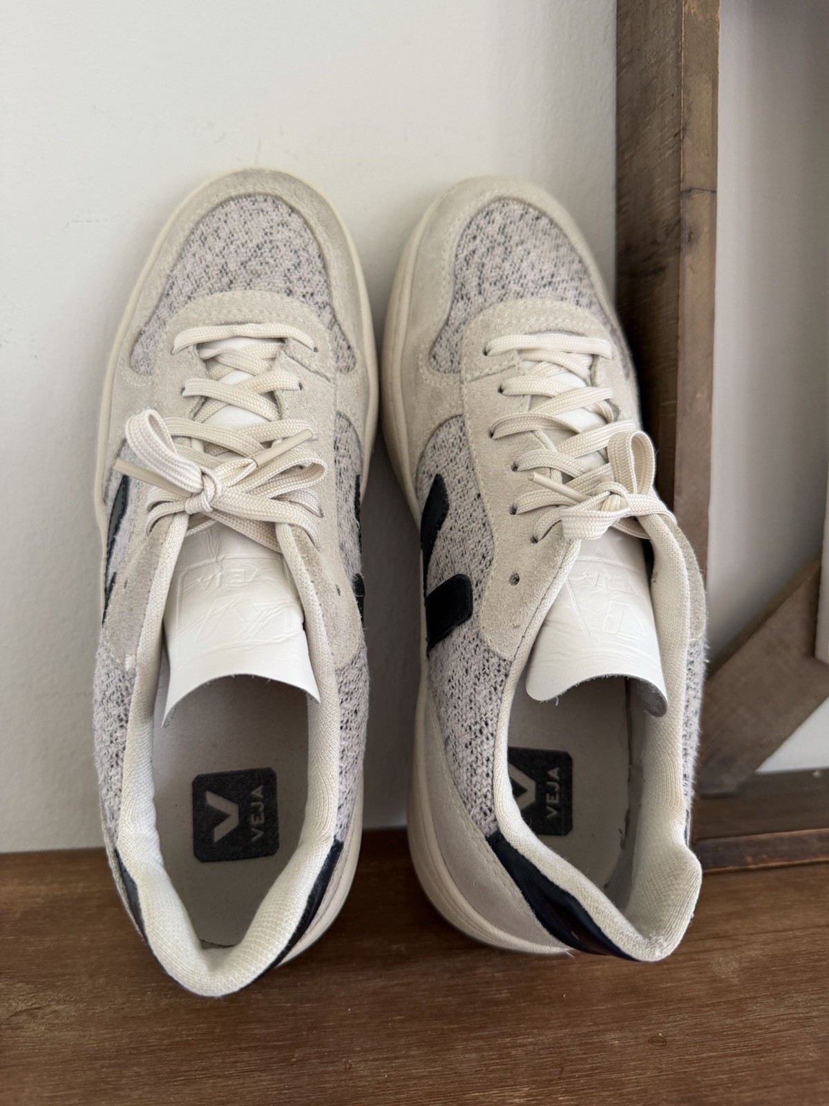 Veja V-10 Flannel Snow Suede Sneakers Women’s Size US 10 EU 41 EUC Black White
