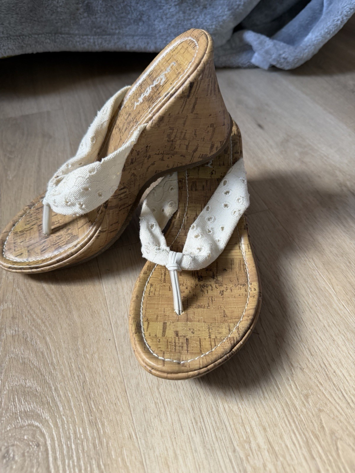 UNIONBAY Women’s Tan/White Eyelet Thong Wedge Sandals Cork Insole Fabric