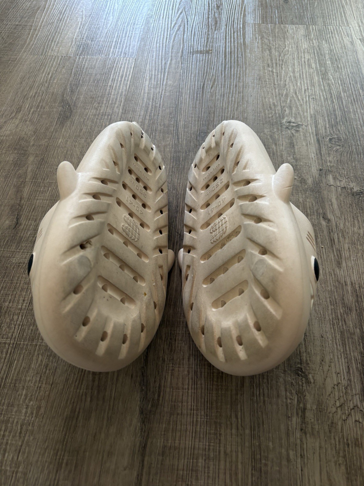 Shark Slides Unisex Cloud Slippers/Beach sandals With Thick Sole Size 40-41 EU