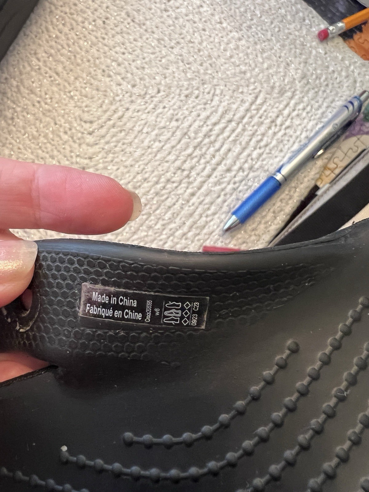 iconic crocs comfort flip flops Black Women’s 8