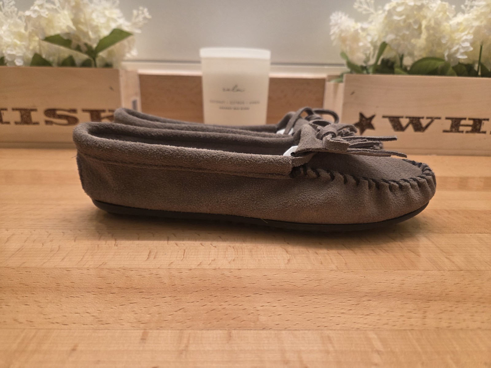 Minnetonka Kilty Grey Suede Leather Womens 8.5 Hardsole Moccasins Brownish Gray