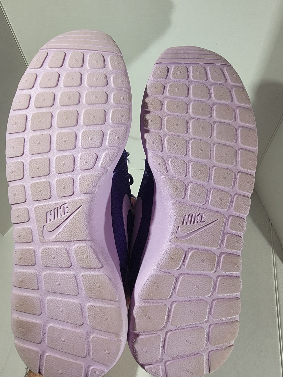 Nike Roshe Women Size 7 Running Purple Shoes Activewear Sporty Athletic Jog Gym