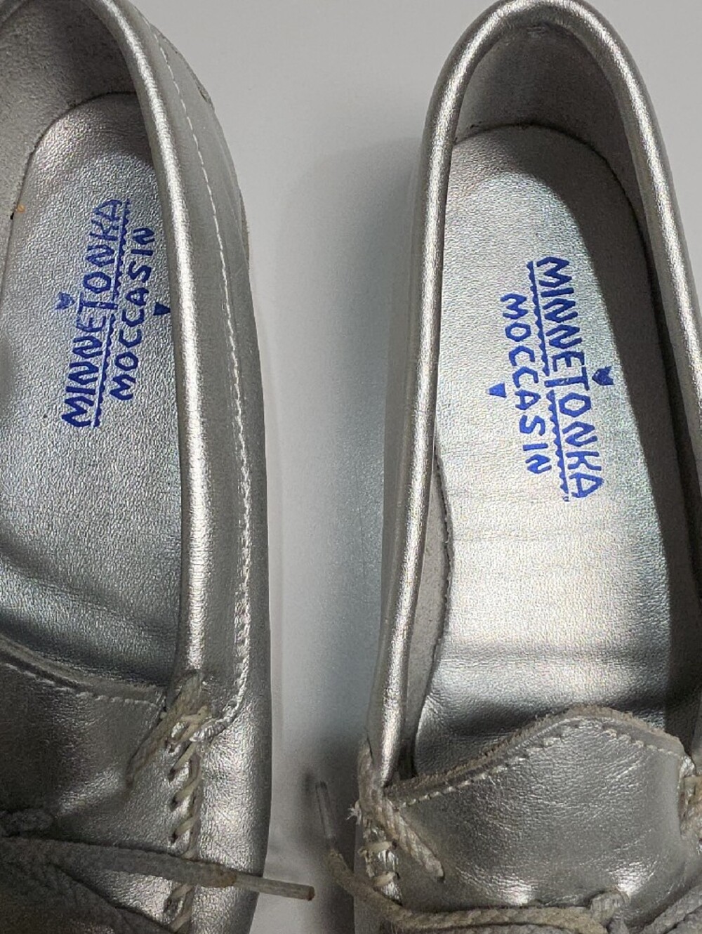 Minnetonka Thunderbird «Animikii» Silver Metallic Leather Moccasin Loafers Size6
