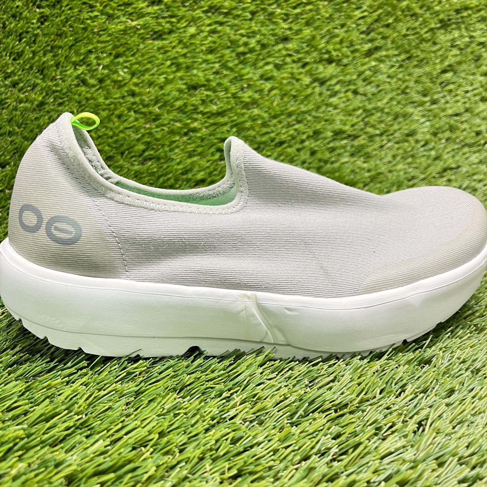 OOFOS OOmg eeZee Low Womens Size 7.5 Gray White Casual Slip On Recovery Shoes