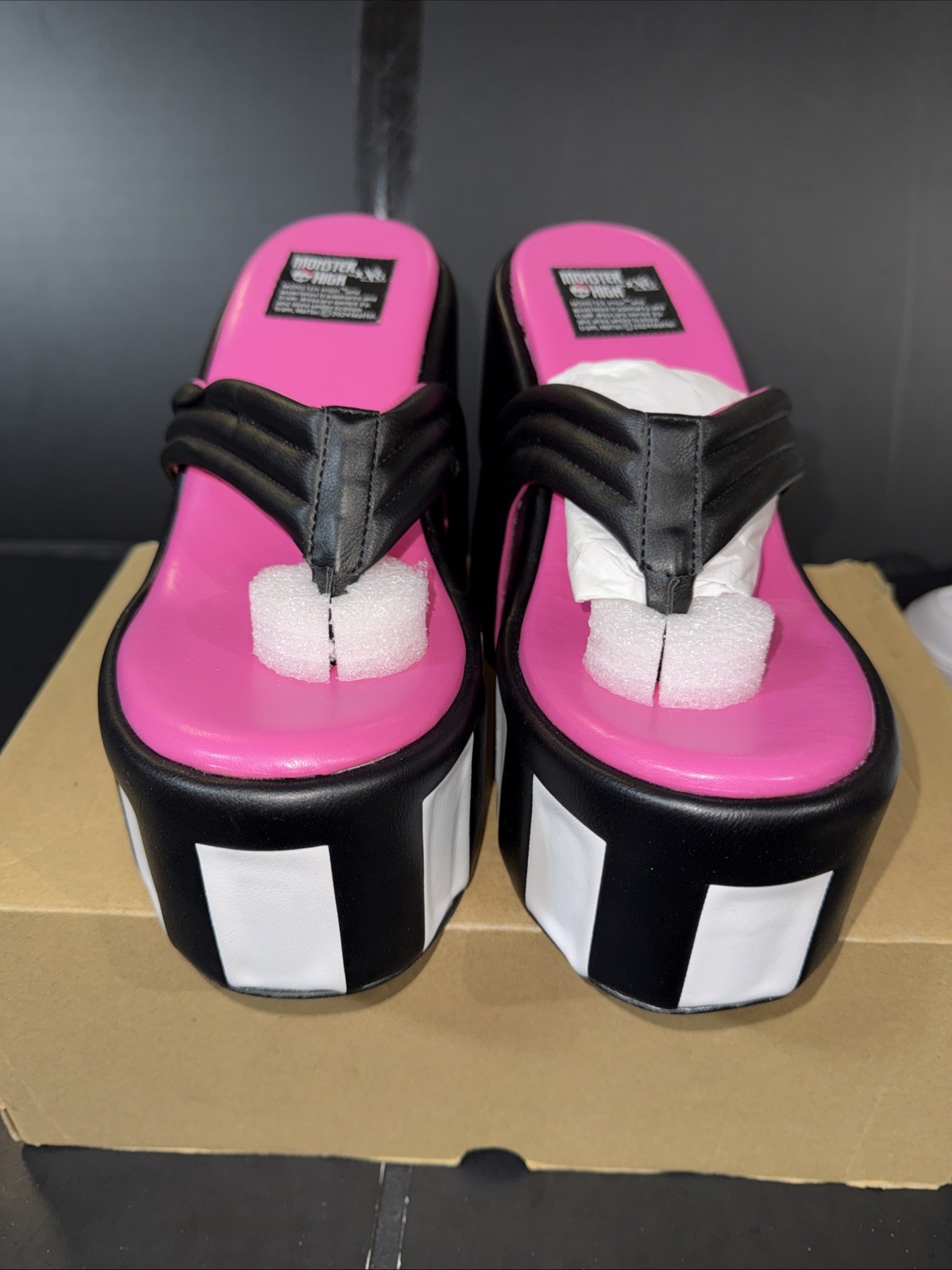 Lagoona Blue Monster High Platform YRU Pink Black White Size 8M