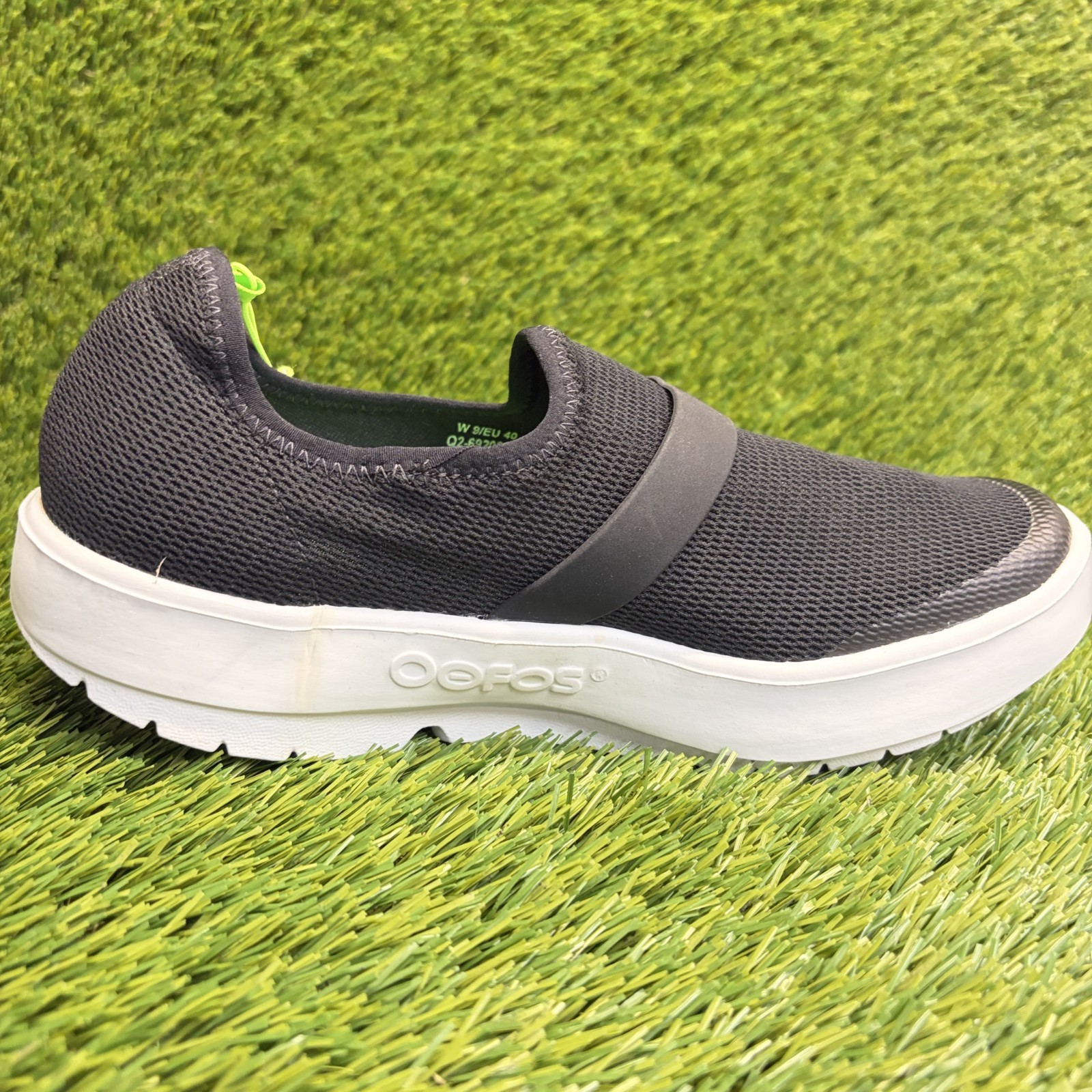 OOFOS OOmg eeZee Low Womens Size 9 Black Casual Walking Slip On Recovery Shoes