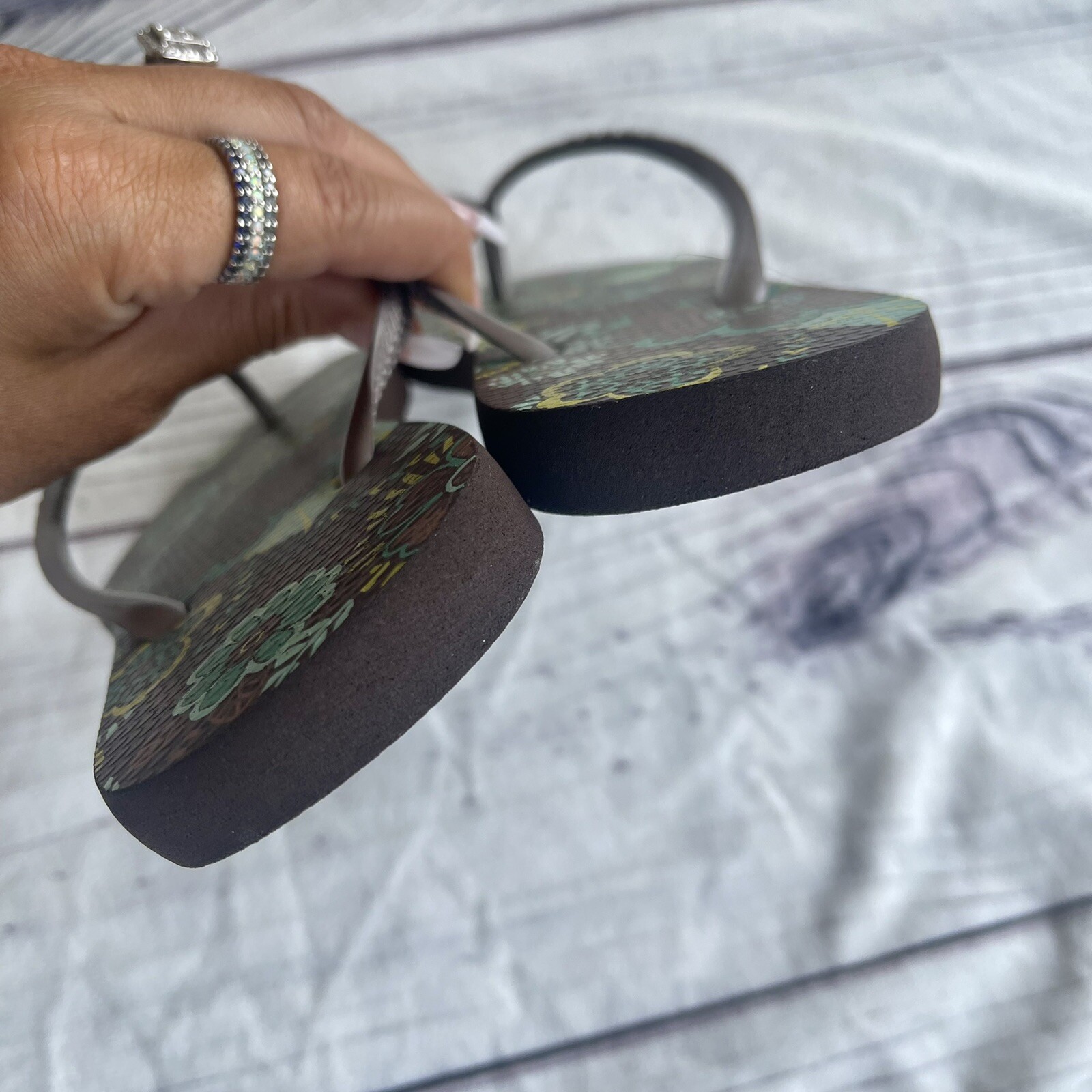 EUC Havaianas Flip Flops Slim Floral 35/36 USA 4/5 But Fits like size 6.5**