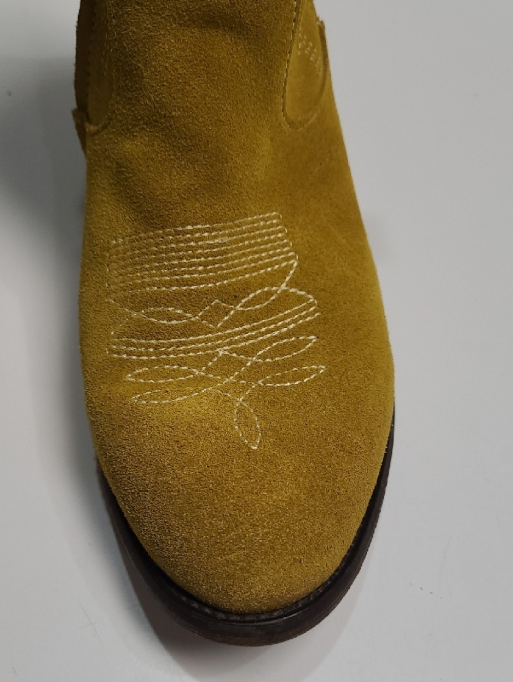 Zigi Artisan Mireya Lizard Embossed Western Yellow Suede Ankle Boots – Size 8.5