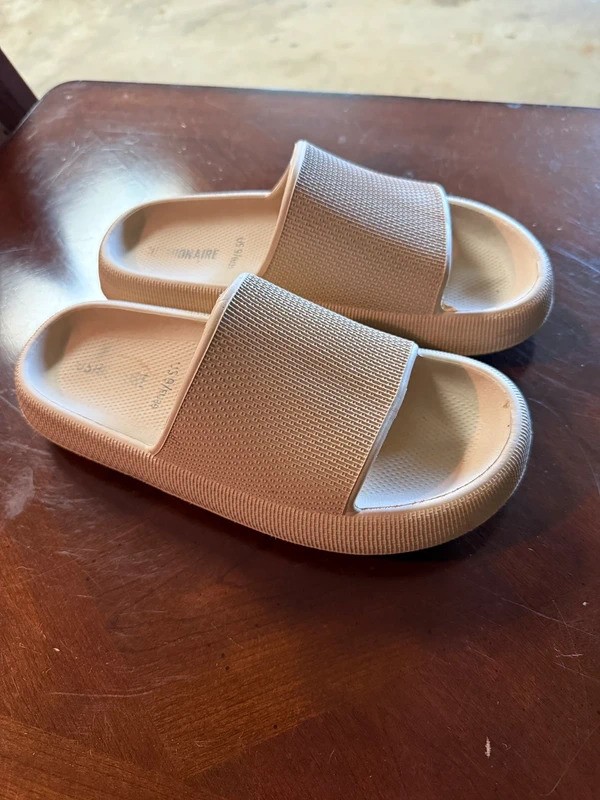 Cushionaire Slides Size 9