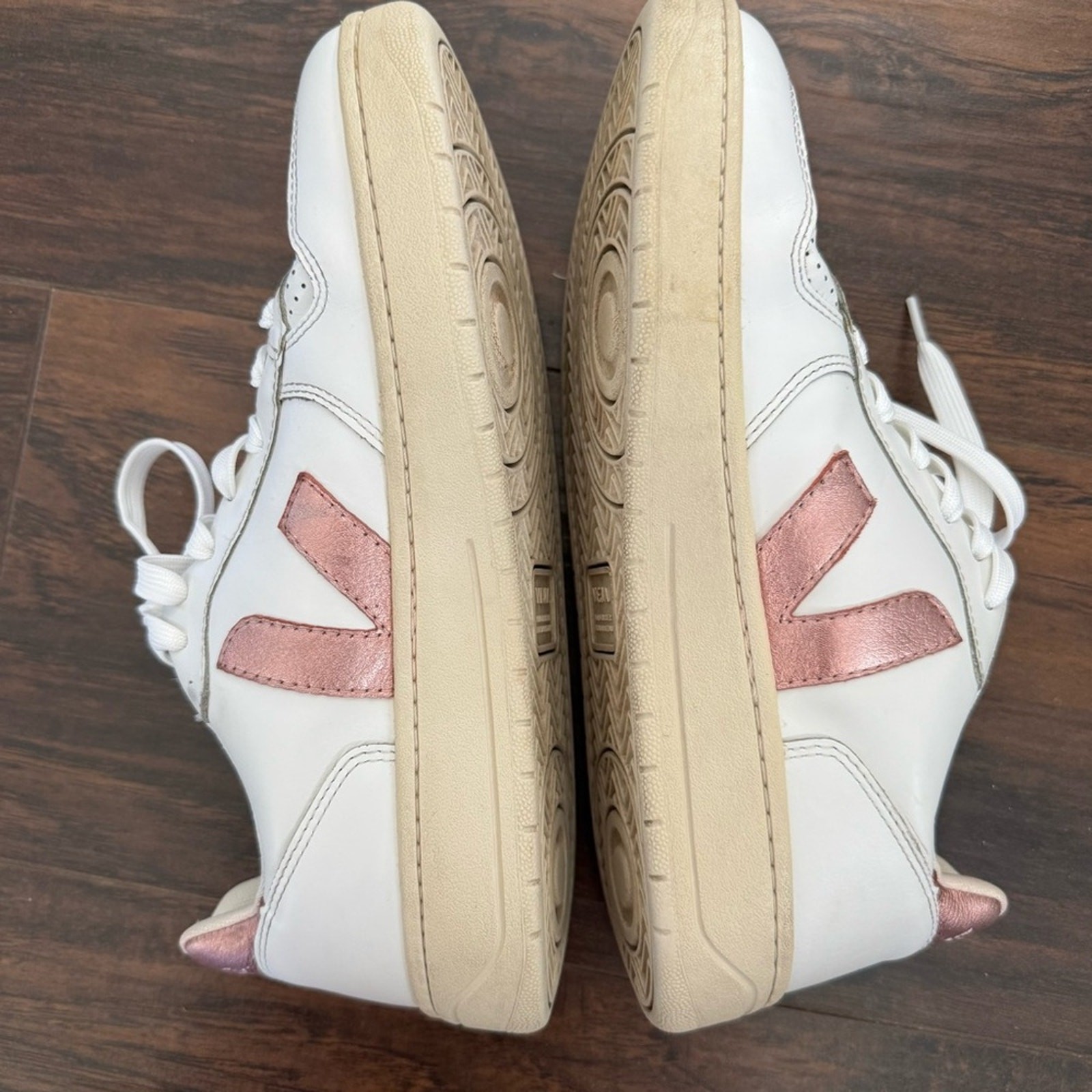 VEJA Women’s White Leather Sneakers with Rose Gold Accents sz 10 euro 41