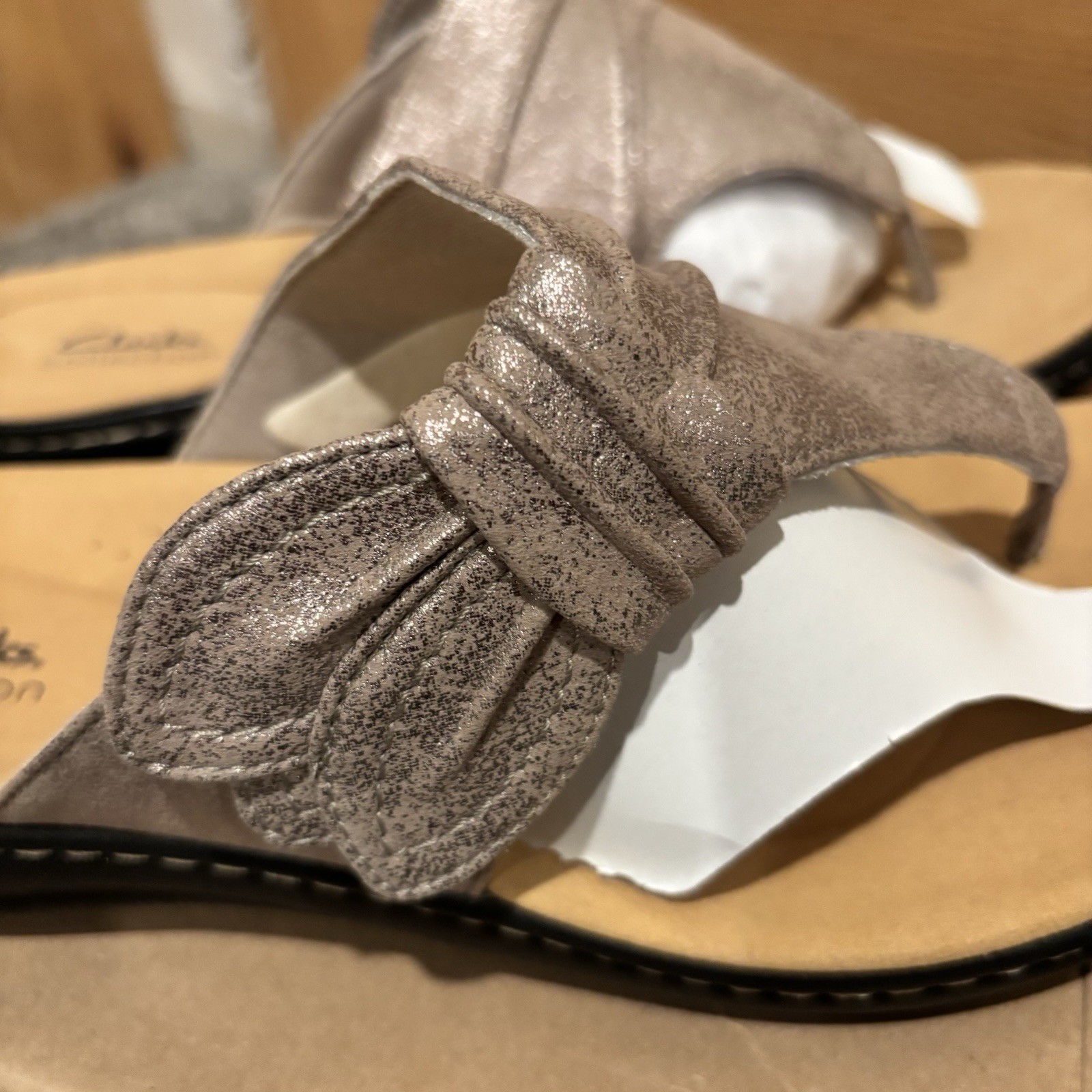 Clarks Ultimate Comfort Sz 12 Wide LaurieAnn Rae Taupe Metallic Thong Sandals