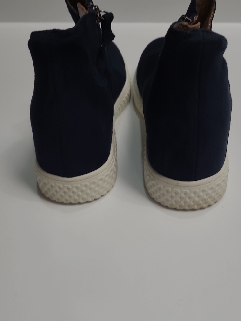 Aerosoles Zirah Navy Slip-On Ankle Boots with White Contrast Sole – Size 9