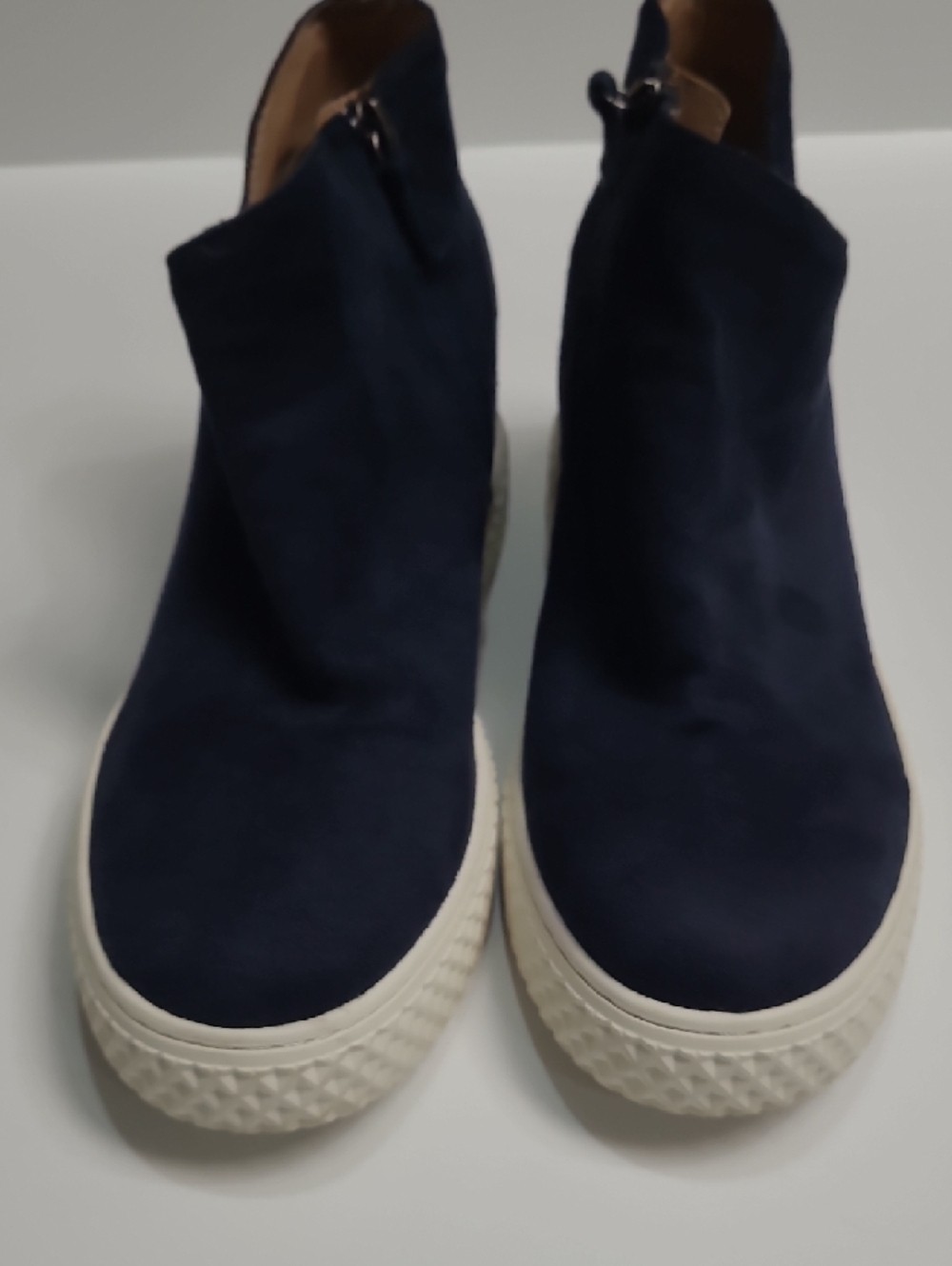 Aerosoles Zirah Navy Slip-On Ankle Boots with White Contrast Sole – Size 9