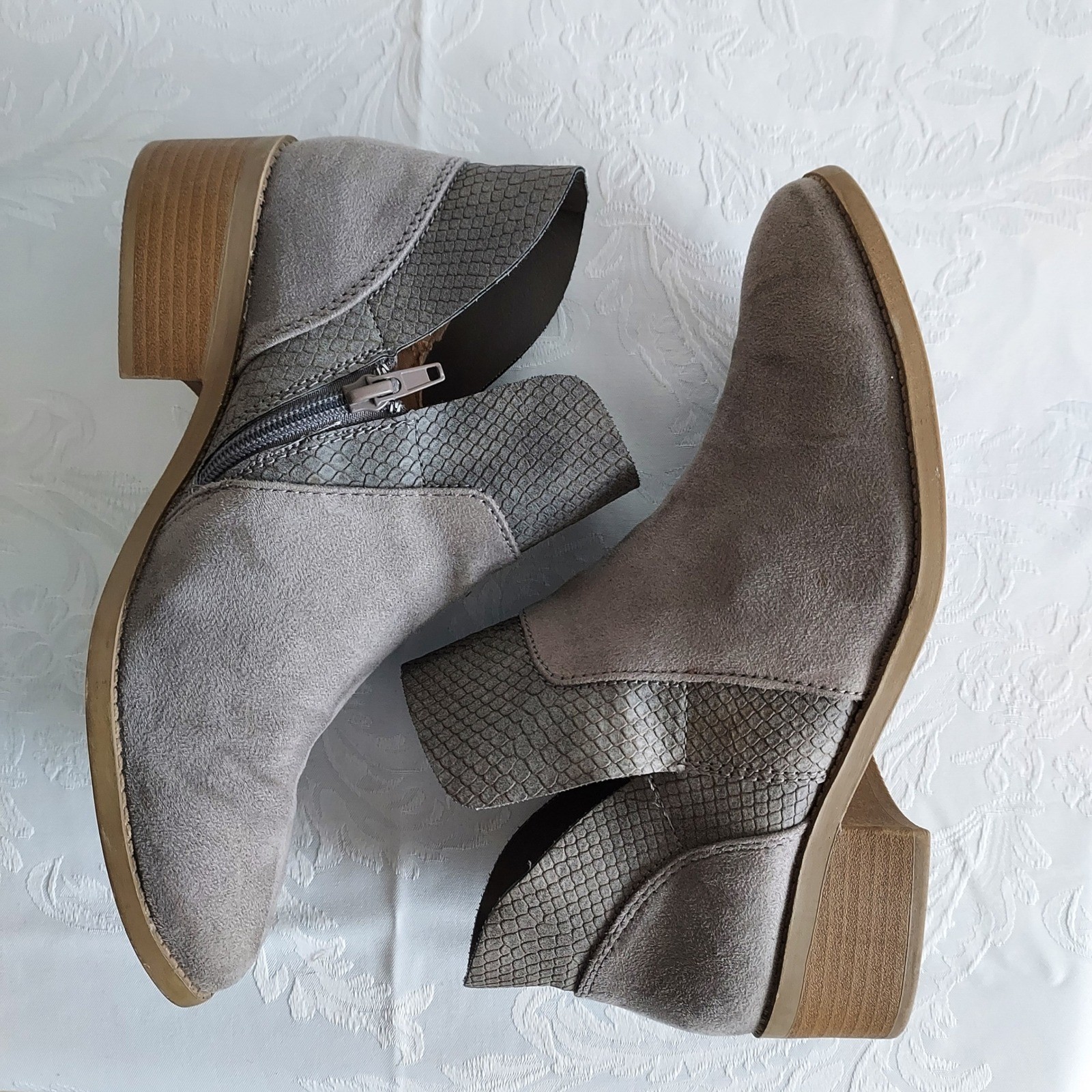 American Eagle 8 Ankle Boots Bootie Gray Leather Suede Faux Snakeskin Trim Split