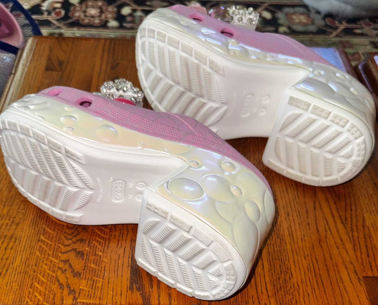 CROCS Wicked Glinda Siren Clog Women’s Size 9 with Jibbitz Pink – one of a kind