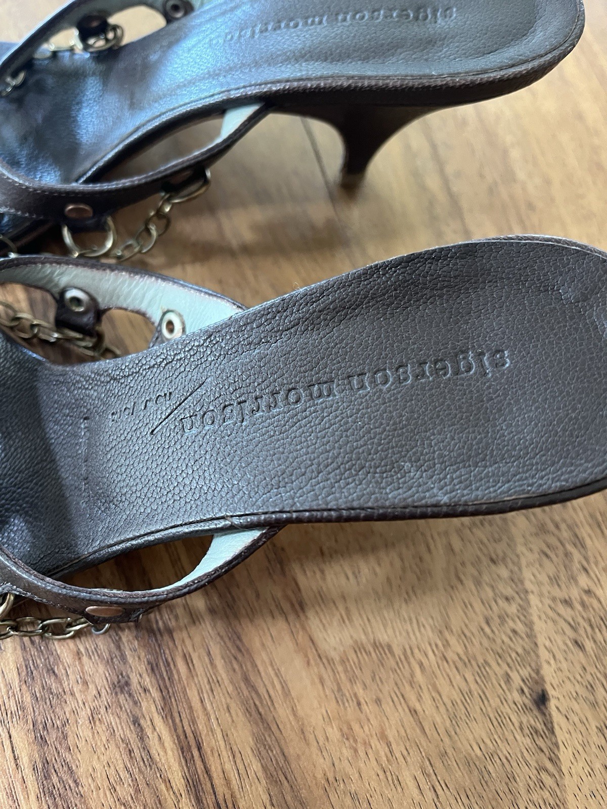 Singerson Morrison brown leather front strap w/metal chain covered kitten heel 7