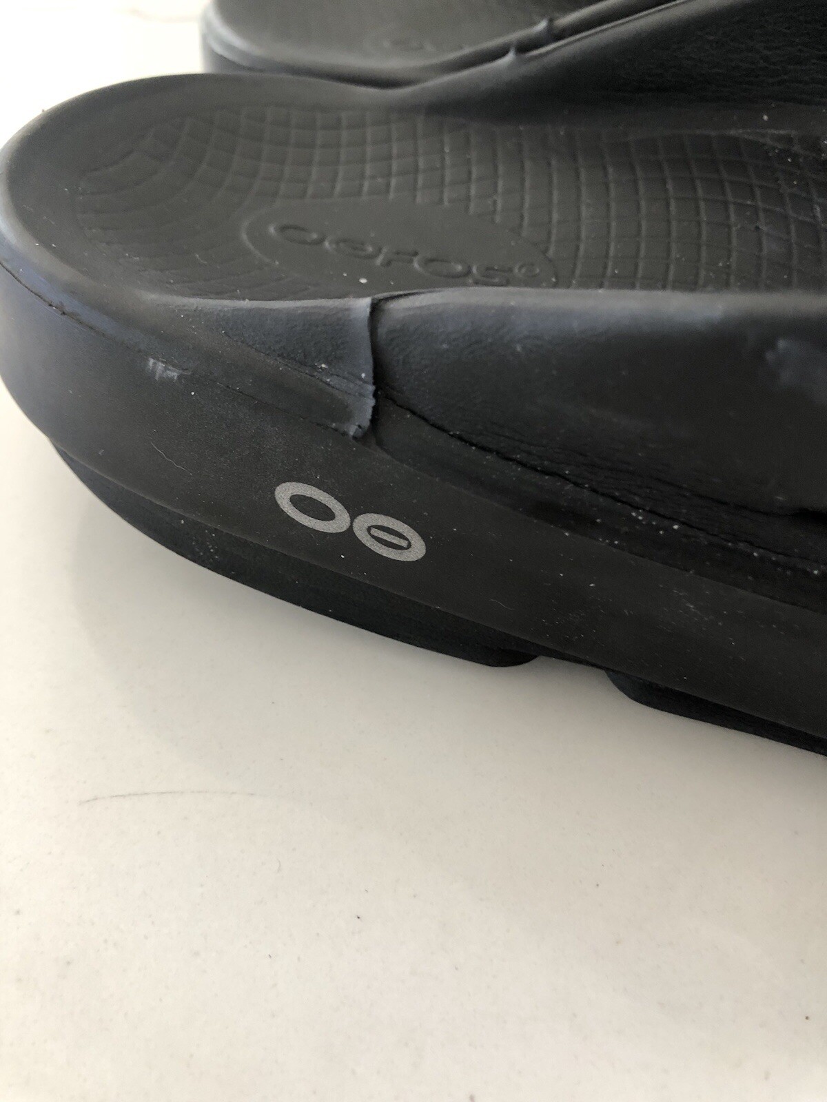 Oofos Unisex M-10 W-12 Slip on Flip Flop Black Recovery Light Weight Sandals