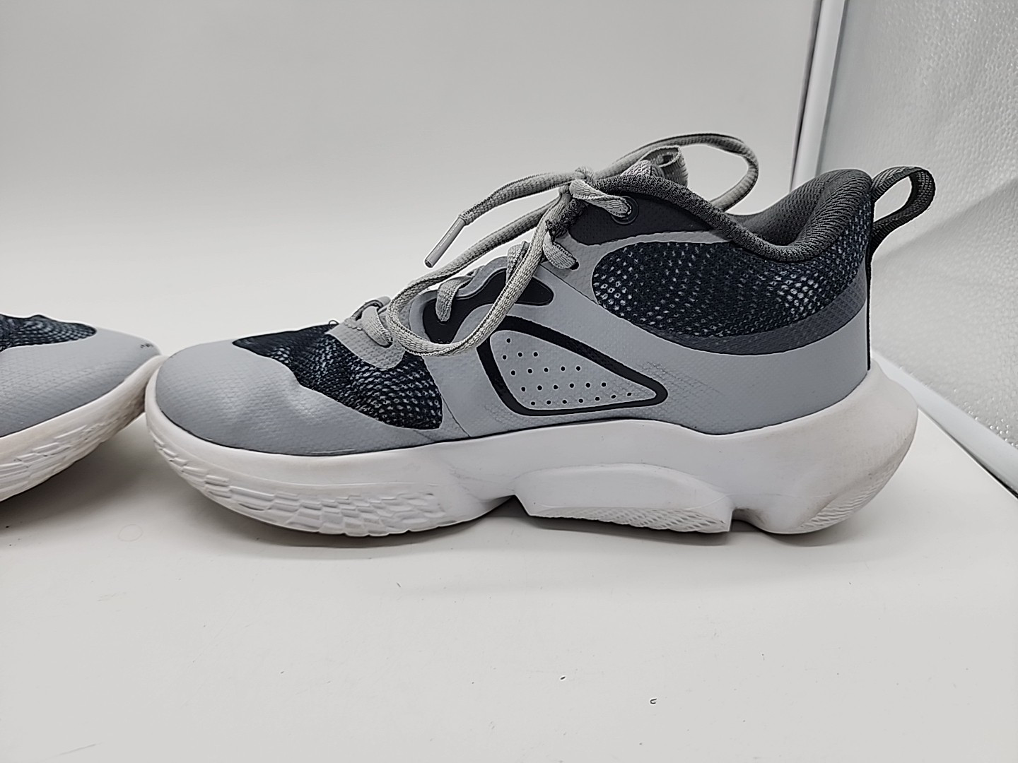Under Armour Flow Breakthru 3 Low Mod Grey White Women’s Basketball Shoe Size 8