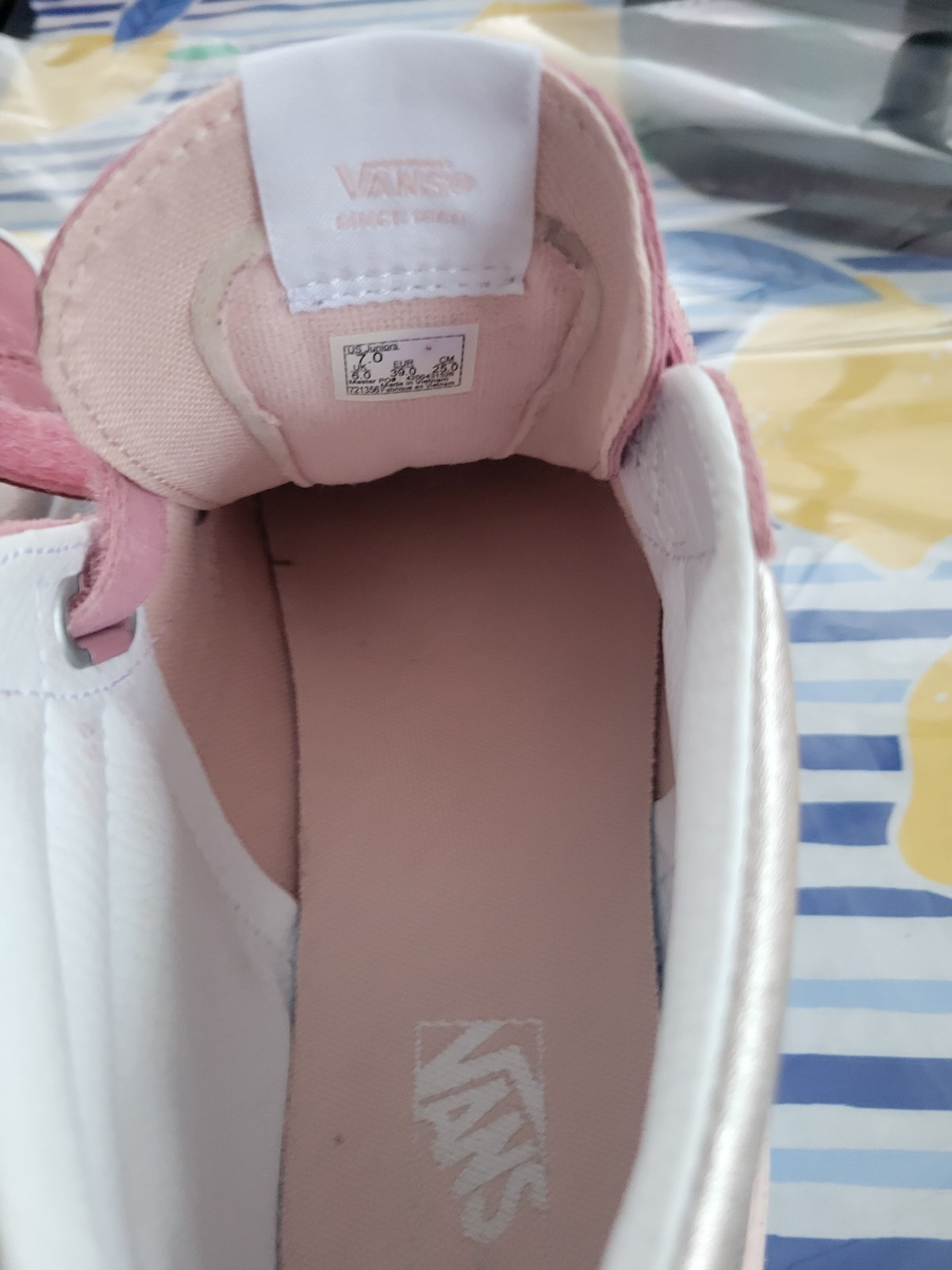 Vans women’s size (7) color pink two tone metallic