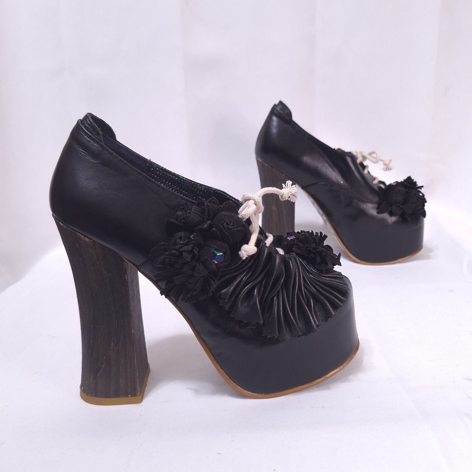 Irregular Choice Pertrisha Leather Floral Ruffle Platform Heels Womens 6.5 Black