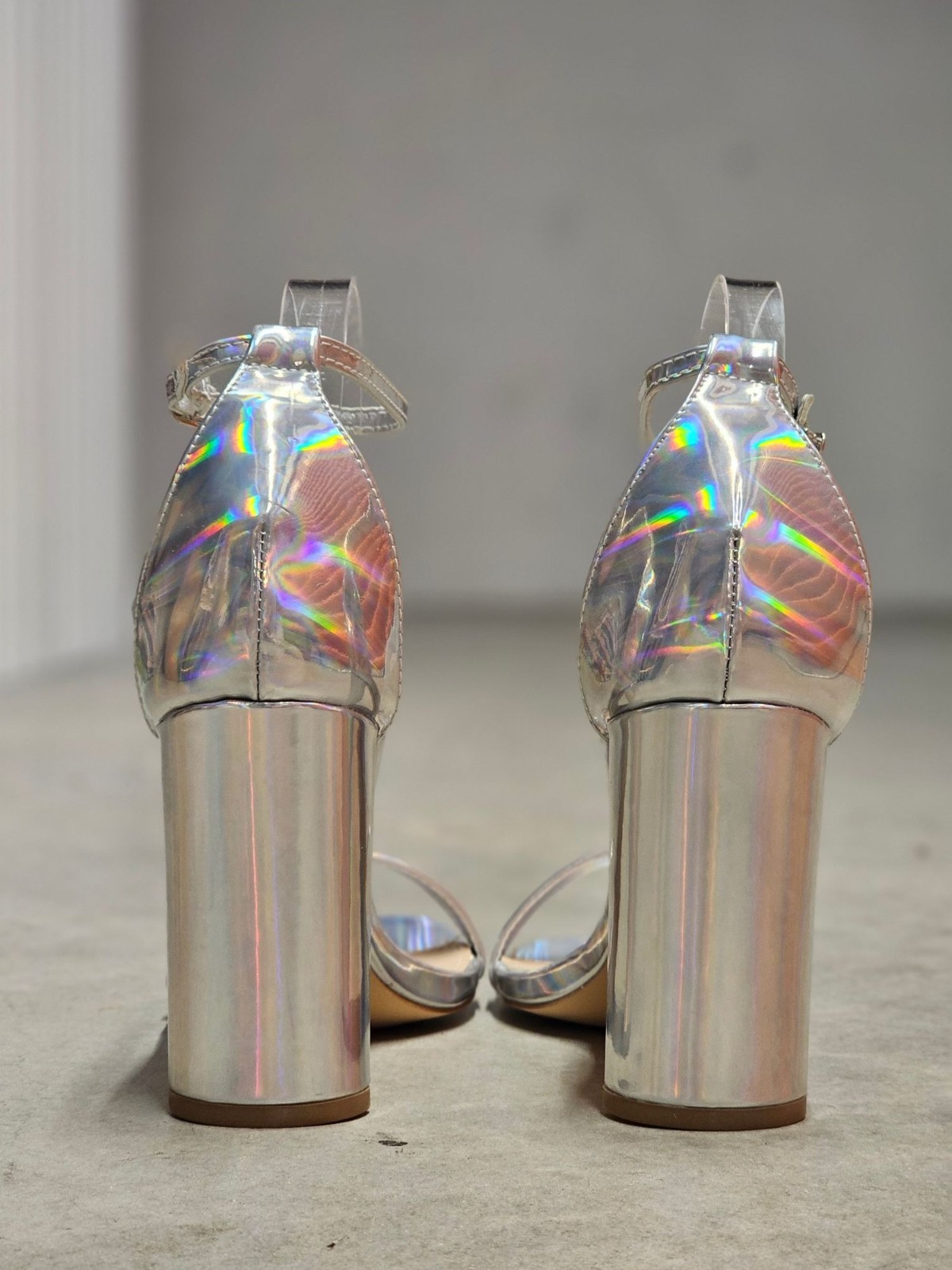 Holographic Silver Block Heel Sandals With Adjustable Ankle Strap And Open Toe D