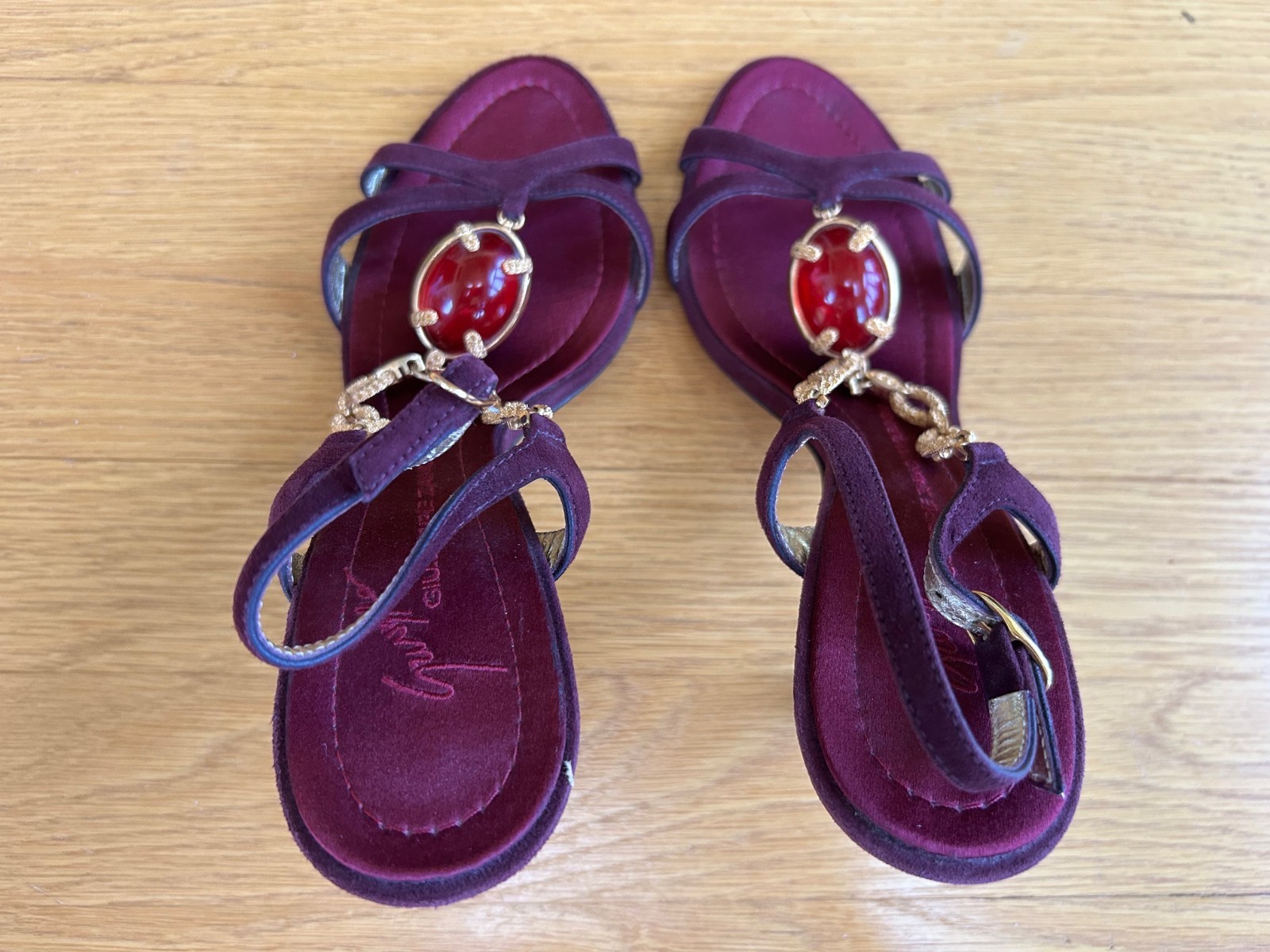 GIUSEPPE ZANOTTI Burgundy Suede Gold Chain &Red Jewel T-Strap Sandals IT 38 Good