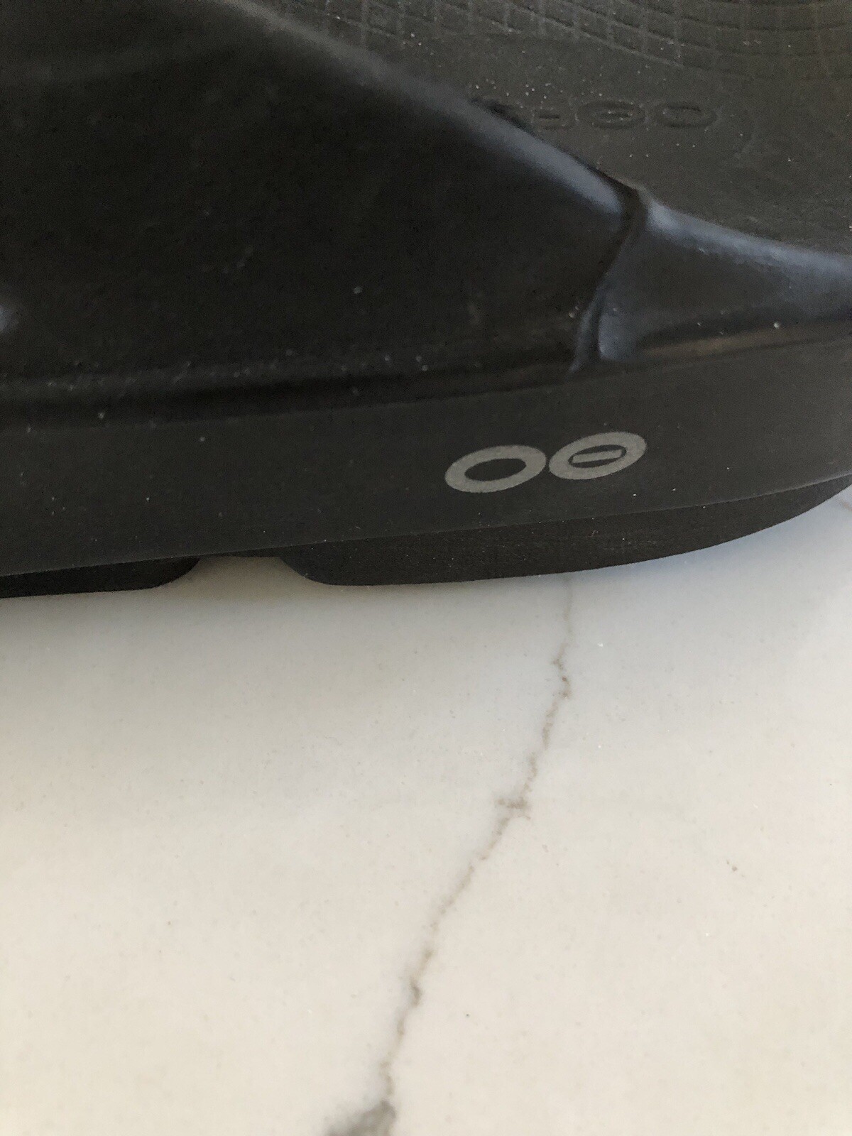 Oofos Unisex M-10 W-12 Slip on Flip Flop Black Recovery Light Weight Sandals