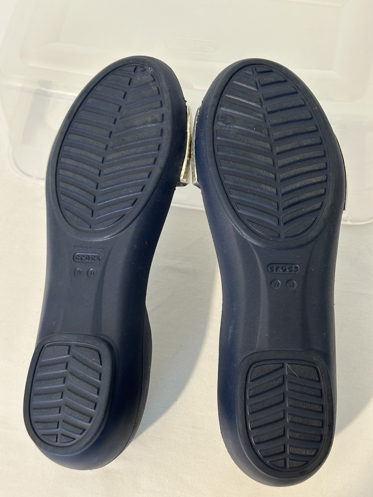 Crocs Lina Dorsay Hammered Silver Strap Navy Flat Open Toe Sandals Ionic Comfort