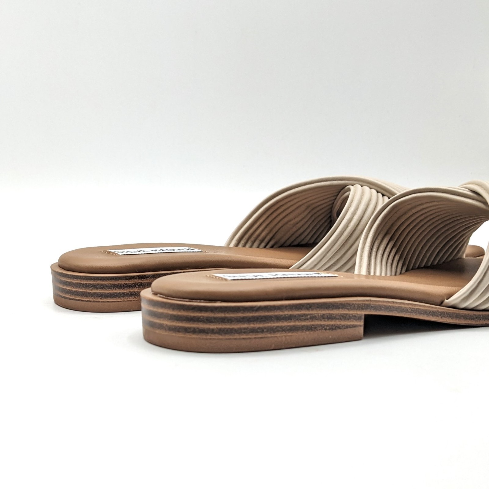 Steve Madden «LIMITT» Women’s Textured Cris-Cross Flat Mule Sandal (Bone) – NEW