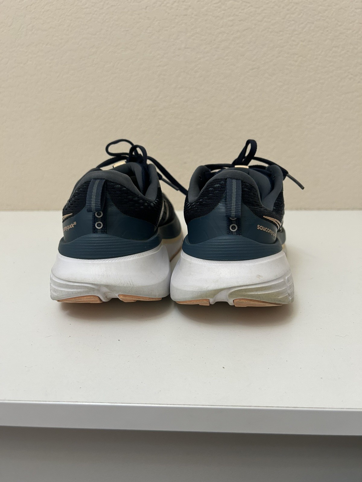 Saucony Guide 18 Women’s size 9.5 Running Shoes S10998-162 ‘navy/apricot’