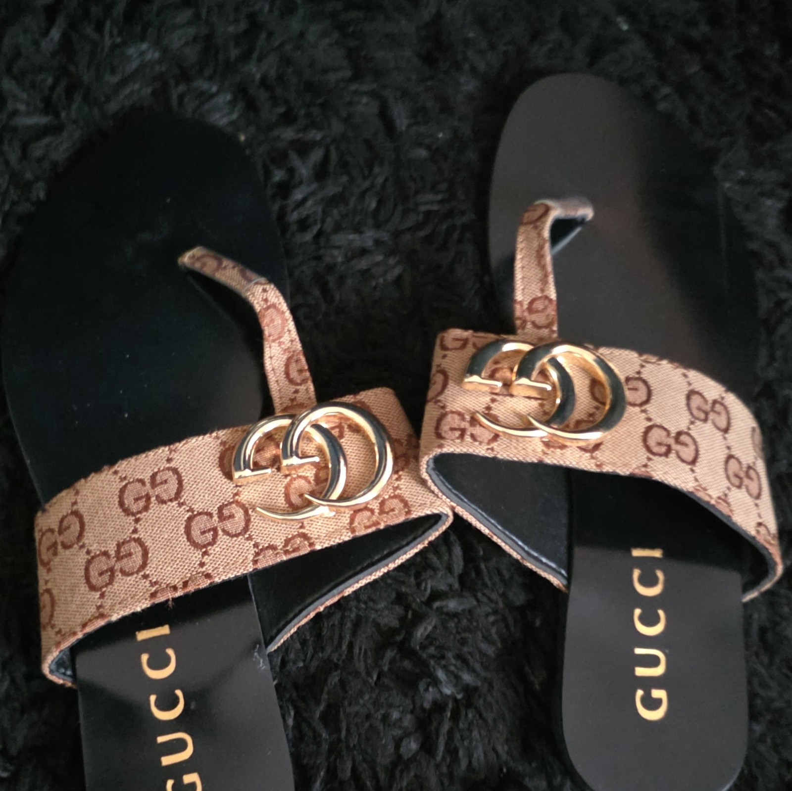 Gucci Women’s Beige Black GG Logo Thong Sandals Straps Slip-On Casual