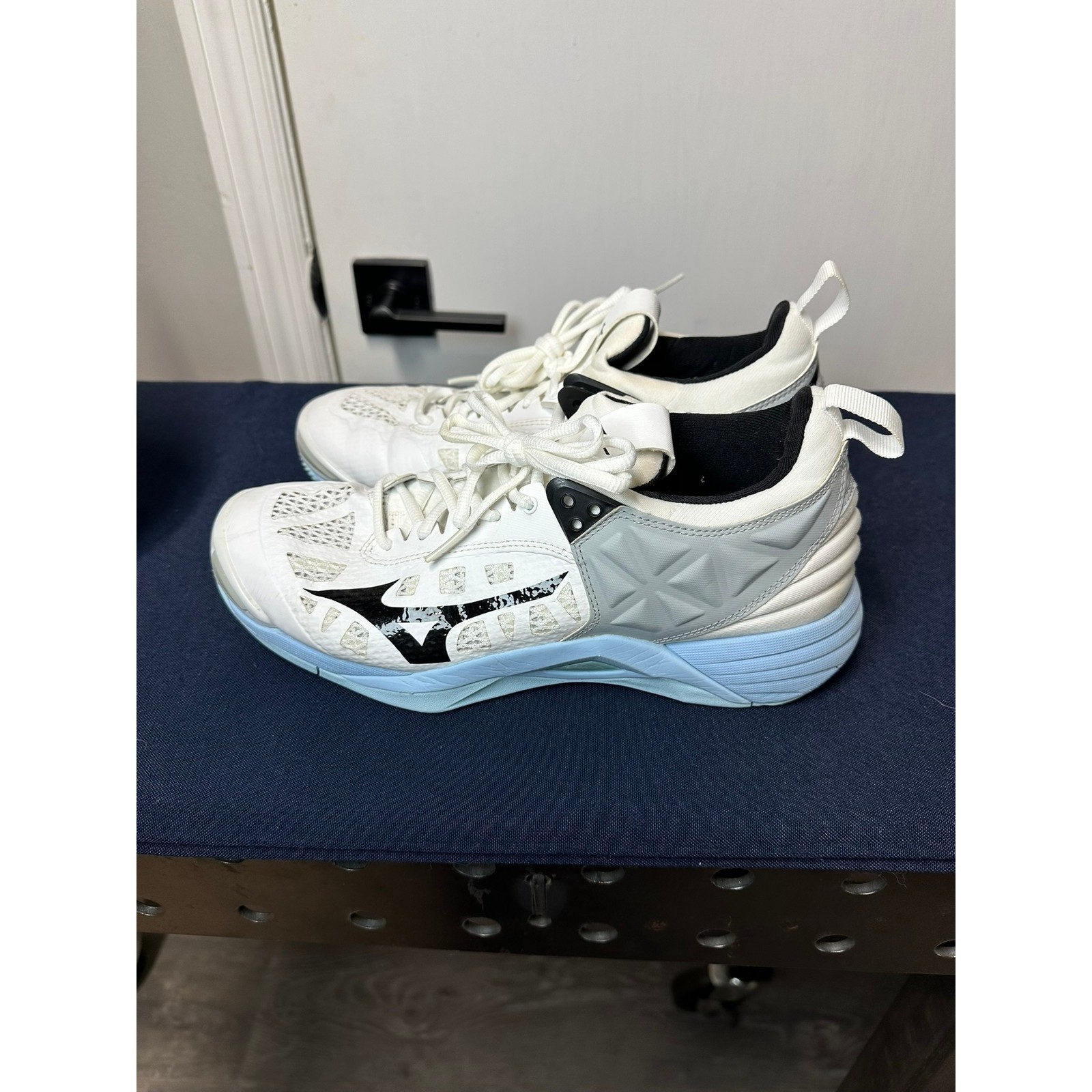 Mizuno | White/Blue Wave Momentum Athletic Volleyball Shoes | Size Women’s 10