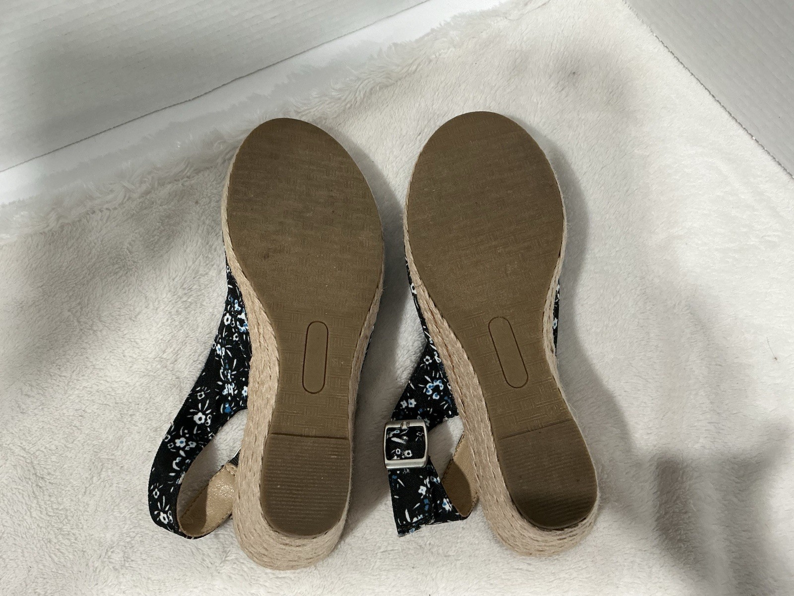 Btrue Baretraps Black Floral Fabric Slingback Wedge Closed Toe Buckle 7.5M