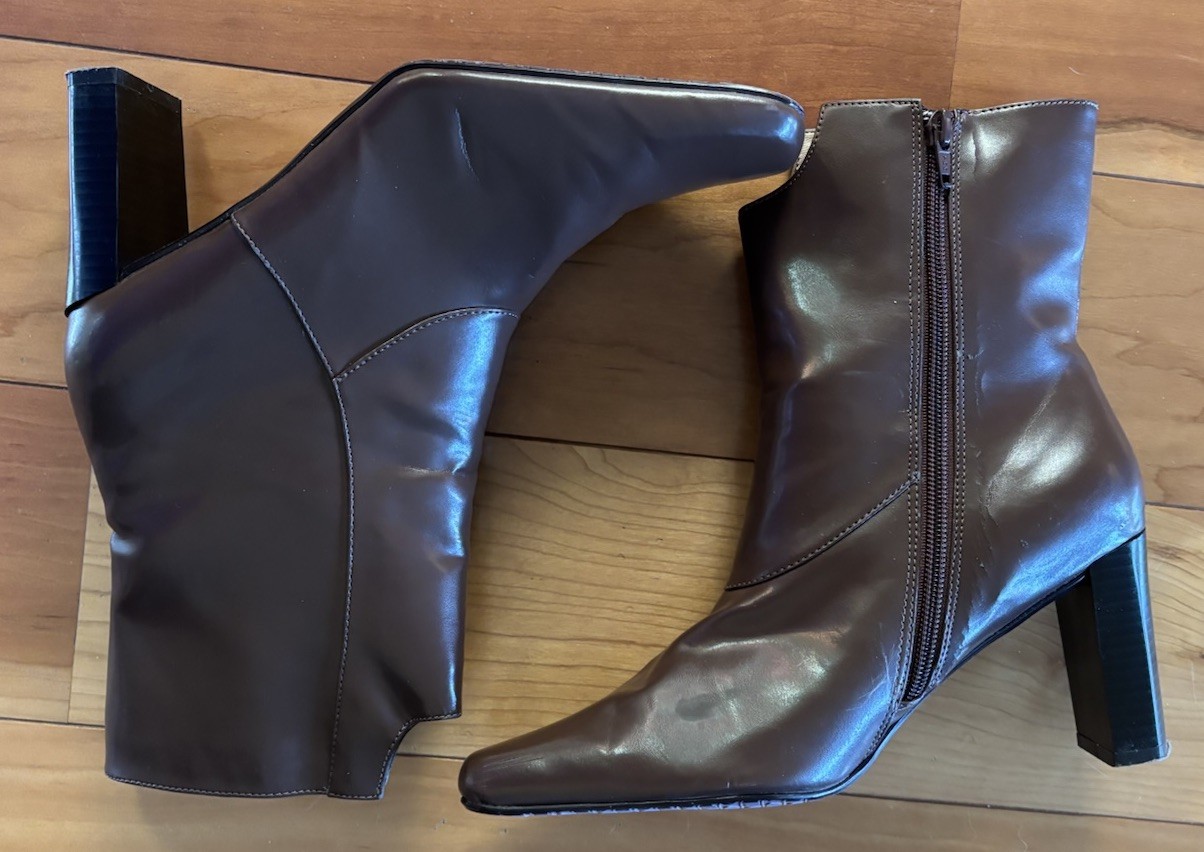 Suzanne Somers Mod Boots Brown Faux Leather Ankle Boot Lined 7.5 M 3.25″ Heel