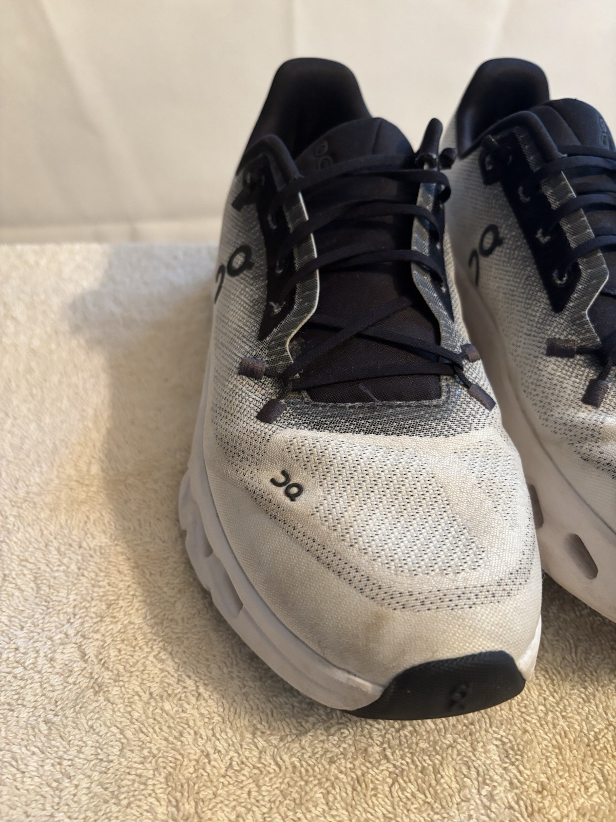 On Running Cloud Women’s Sneakers 8.5 White Black Swiss Engineering Lightweight