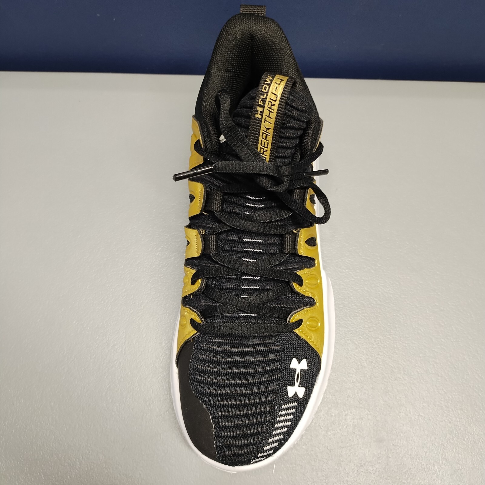 Under Armour Flow Breakthru 4 Basketball Shoes 6.5 Womens Black Gold 3026641-001