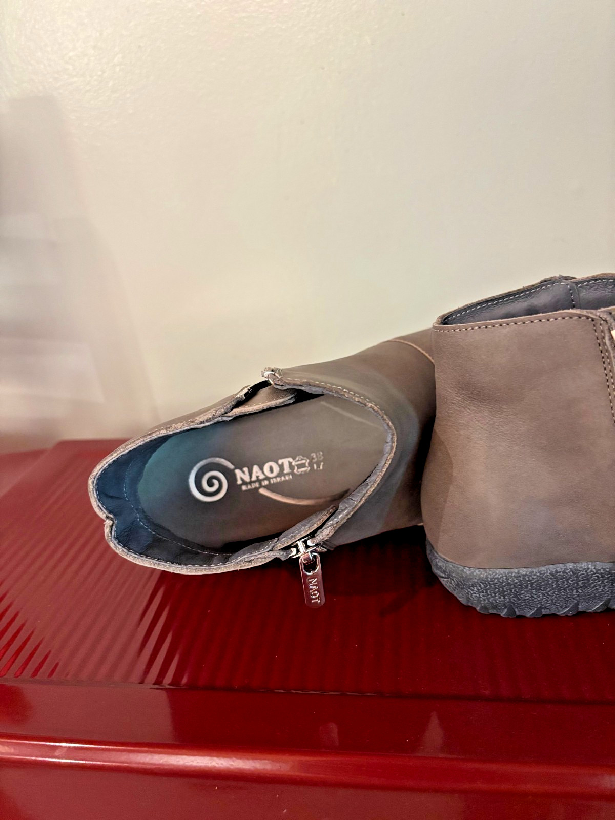 Naot Wanaka boots size 38 brand new, Foggy Gray Leather. Removable insole.