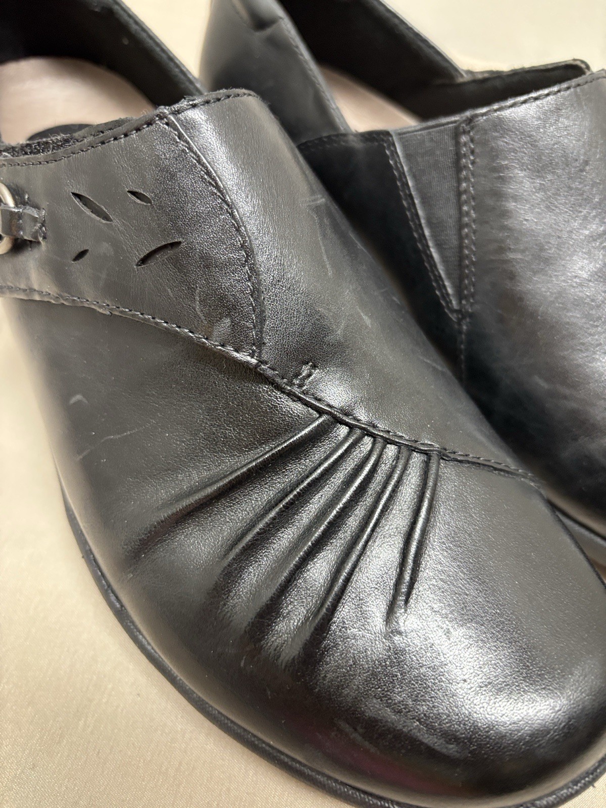 Earth Shoes Amity Slip On Round Toe Black Leather Comfort Loafer 8.5 D Wide