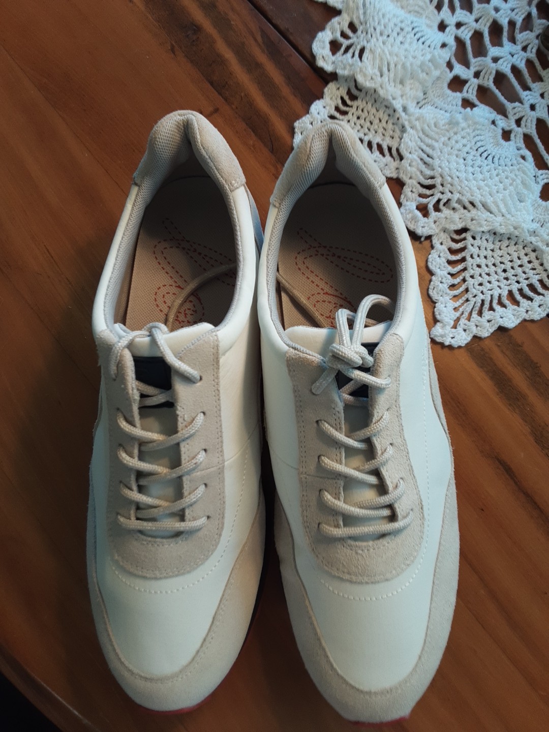 ED Ellen Degeneres Fabrey Sneakers Size 10 Beige Red Lug Sole