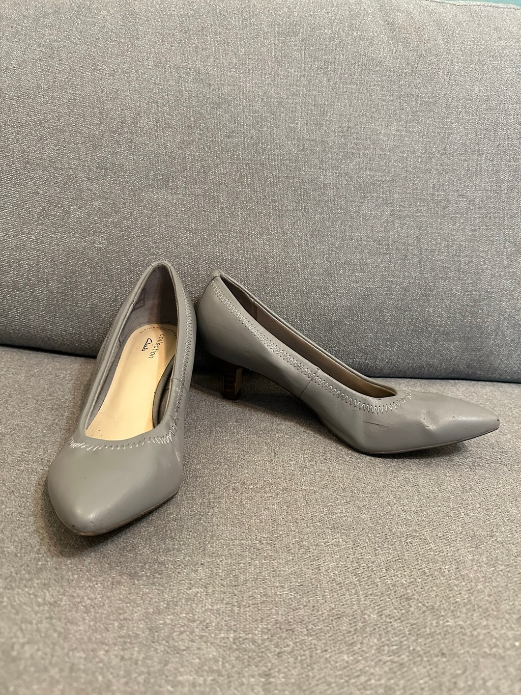 Clarks Ultimate Comfort Grey Kitten Heel Pumps Size 7.5 Formal Business Workwear