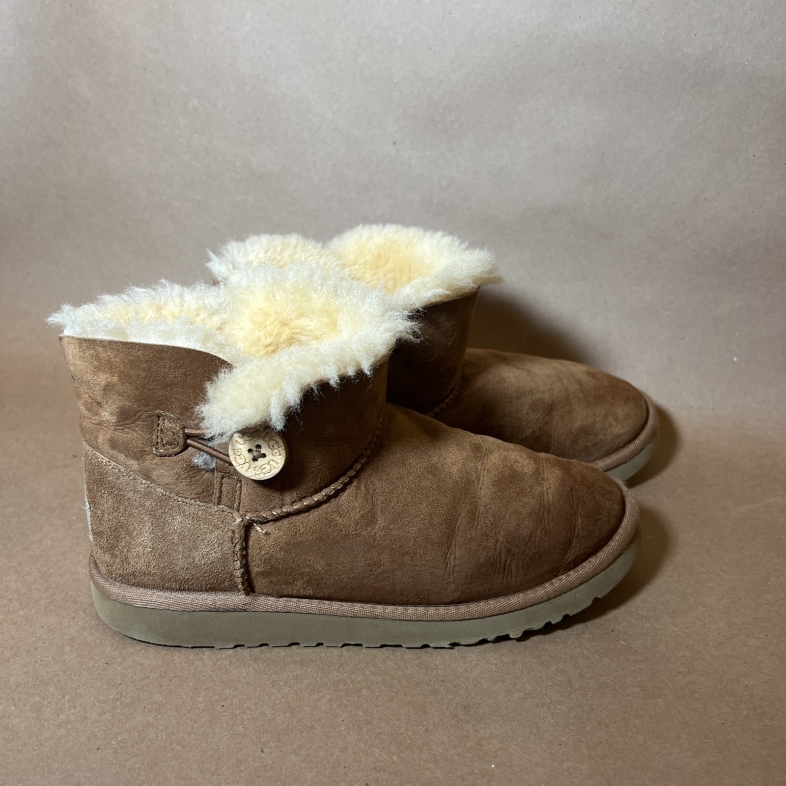 Used UGG Mini Bailey Button In Chestnut Tan Brown Winter Boots Size US Women’s 5