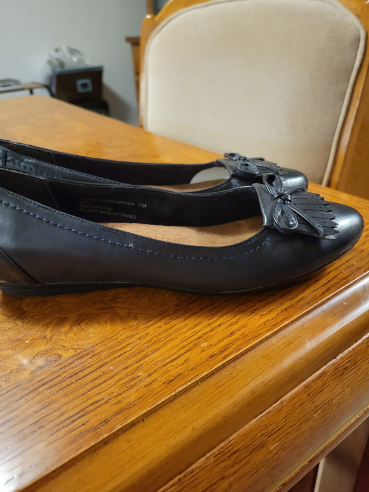 Black Leather Shallow Toe Kilted Flats By BASS Sz 7. Immaculate Condition.