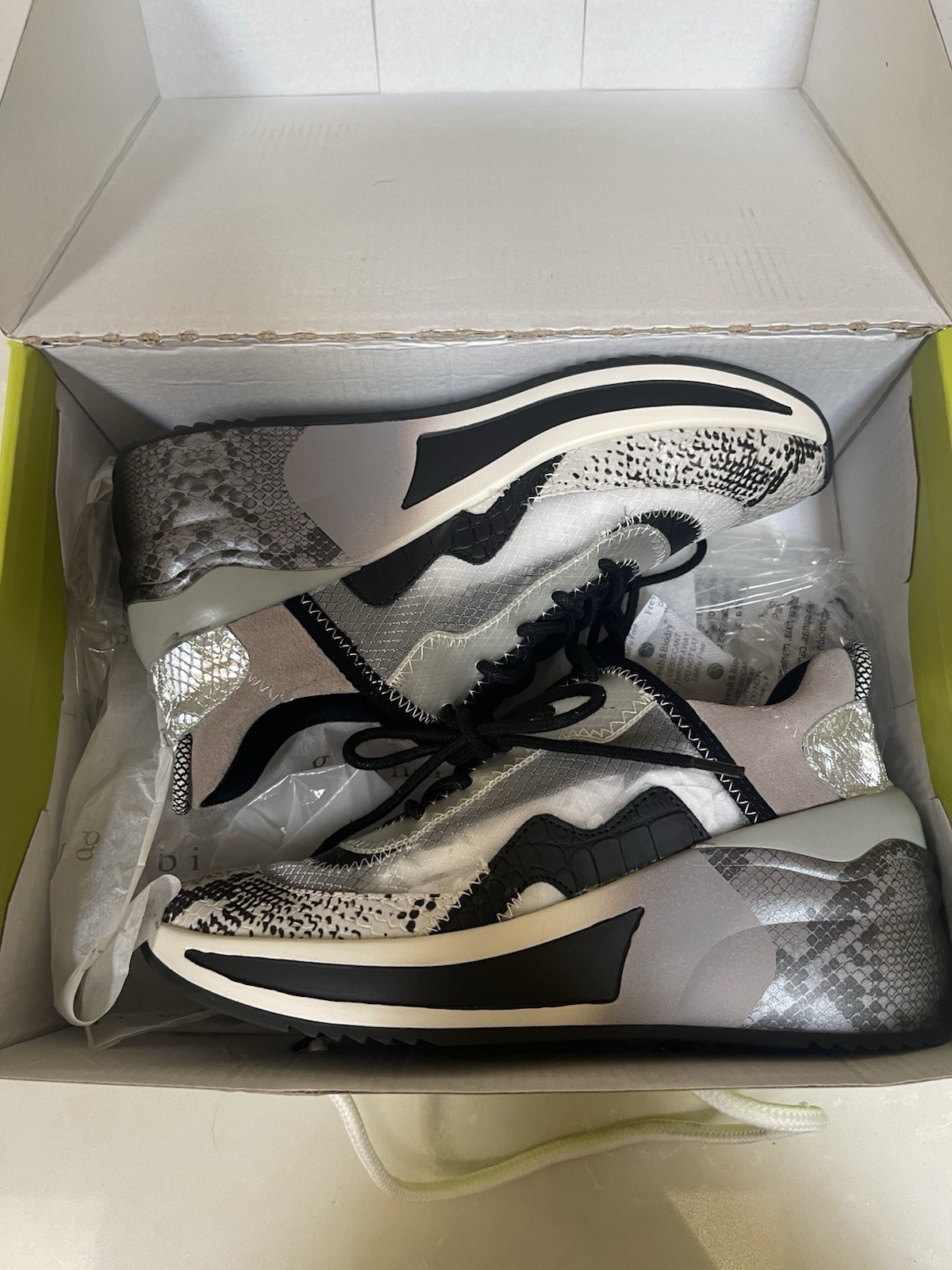 Gianni Bini Taylor Women’s Sneakers Size 7.5M Grey Multi-Color Snakeskin