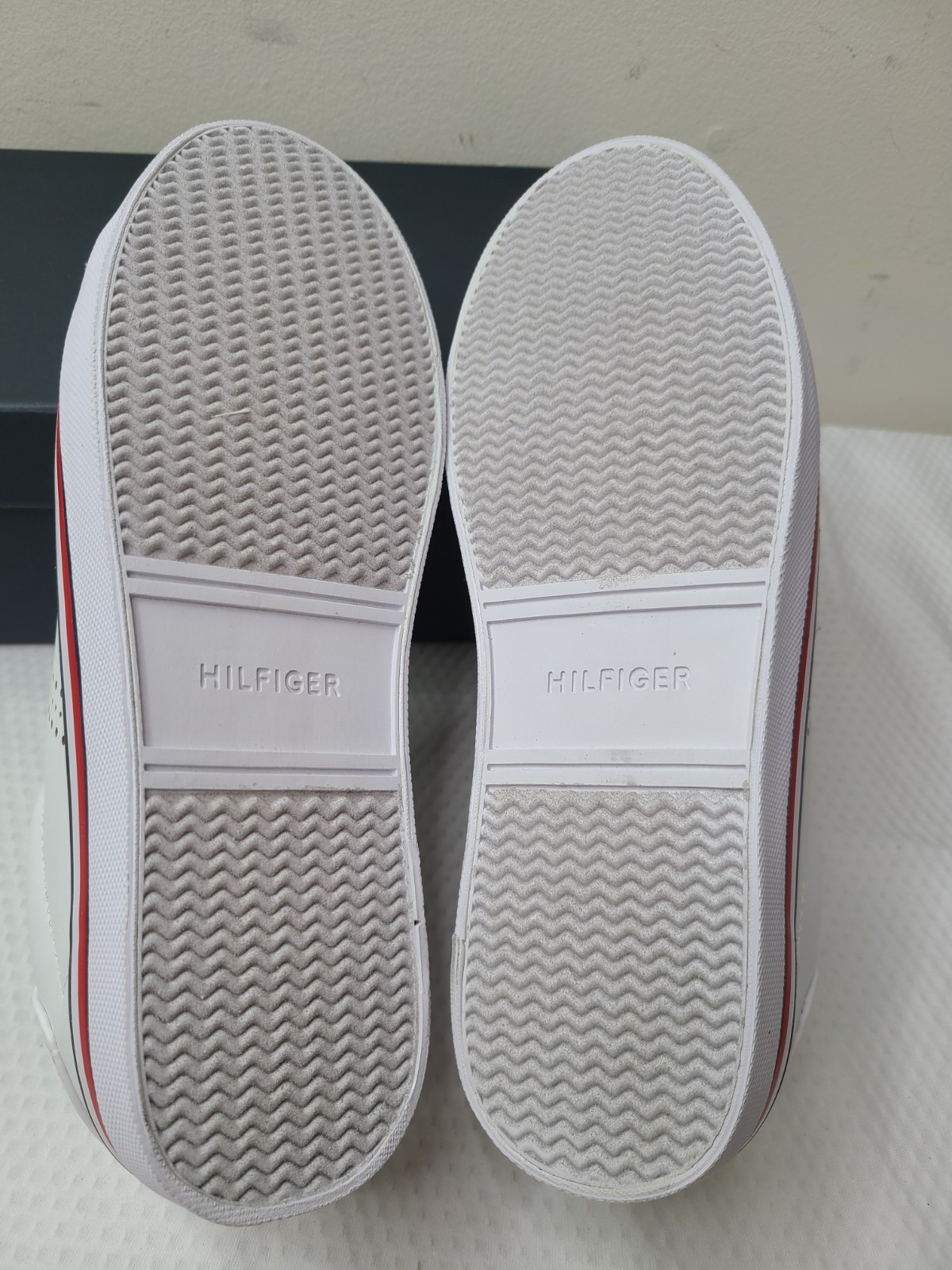 Tommy Hilfiger Women’s Fressia White Fabric Lace Up Sneaker Size: 8M