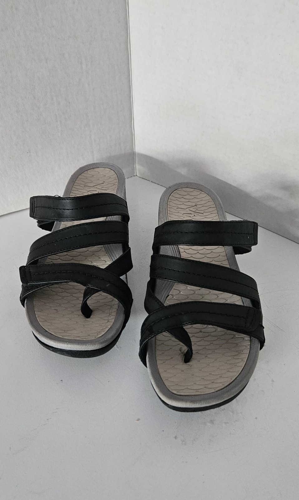 Yuu Sandals Slip On Black Synthetic Arch Support Women’s Size 7 Pre-owned