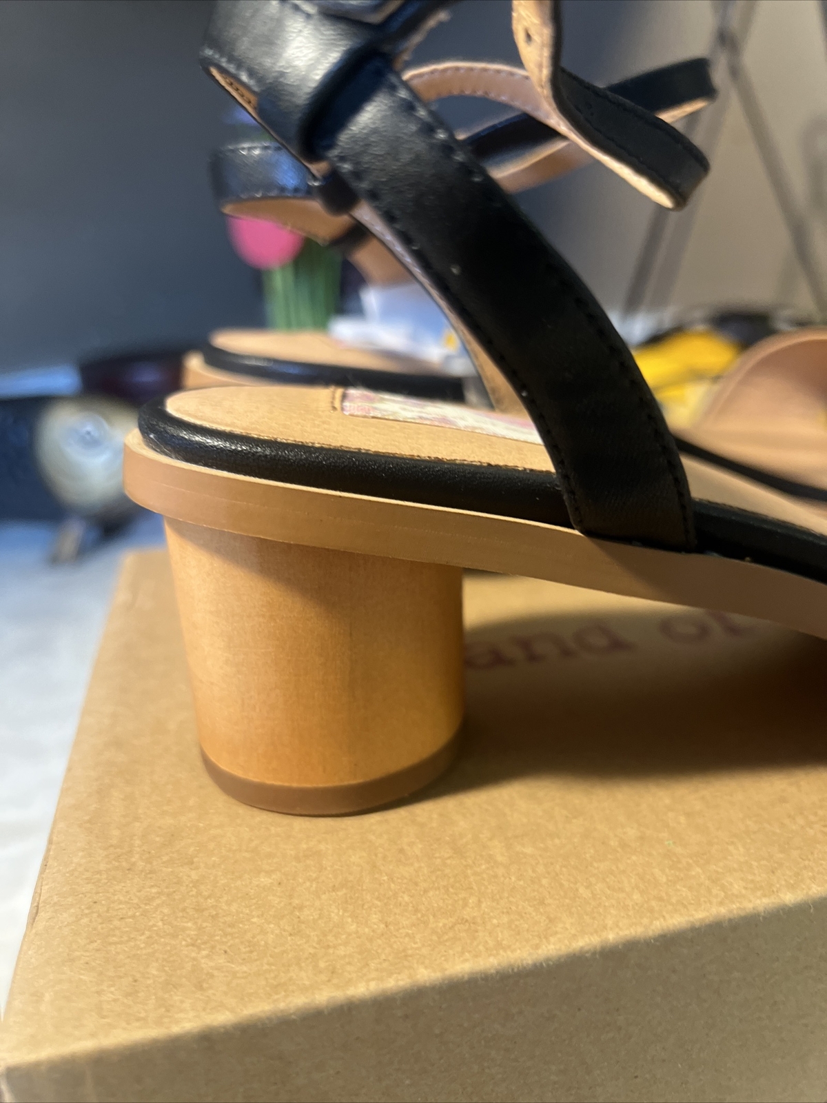 NIB Band of Gypsies Size 9 BLACK TOPANGA Sandals with Round wooden Heels
